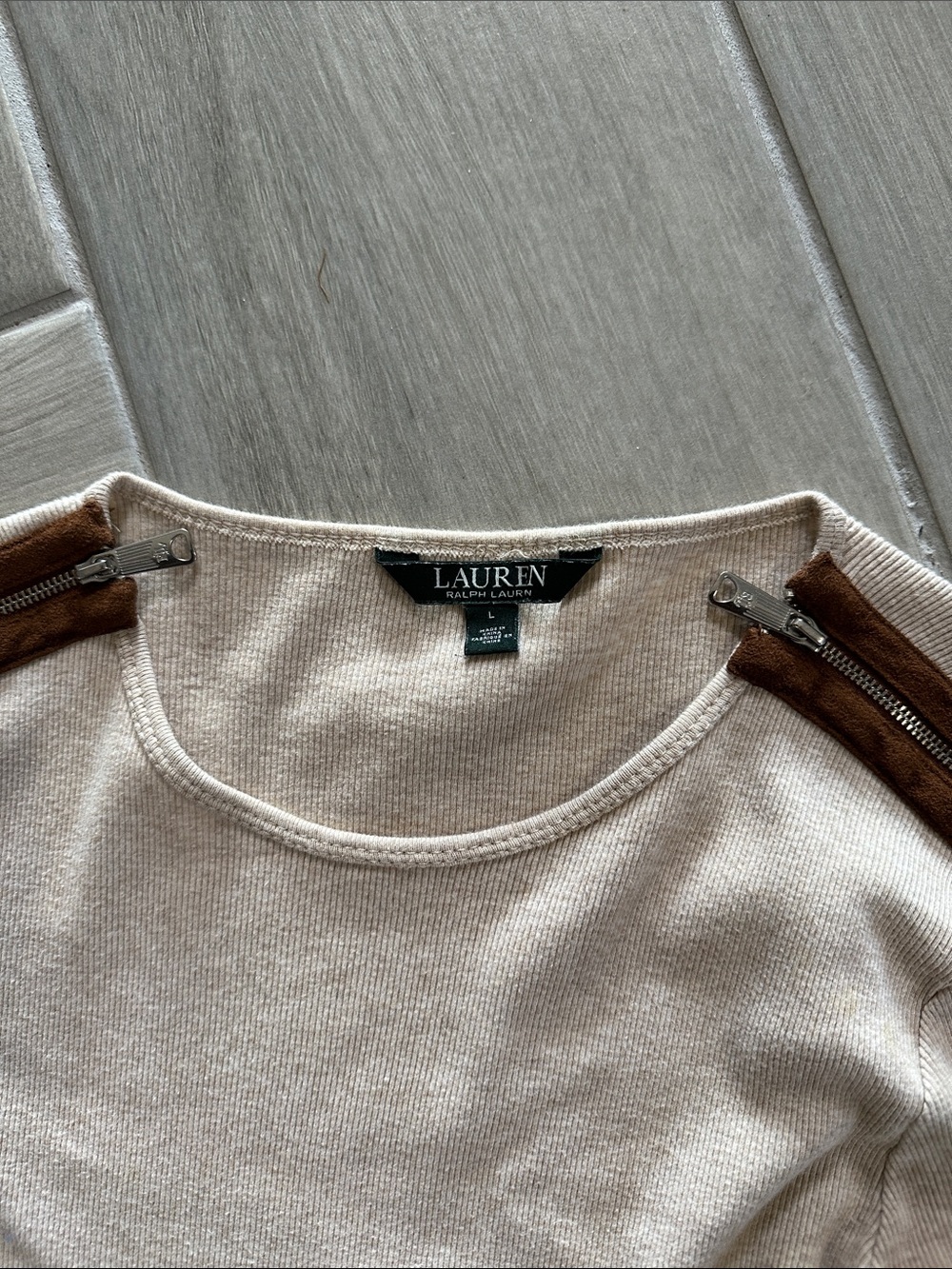 Lauren Ralph Lauren Beige Top with Brown Shoulder Zippers - Picture 2 of 4
